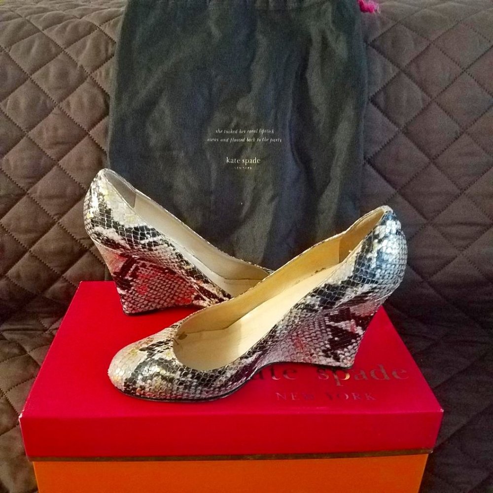KATE SPADE PUPMS Embossed
